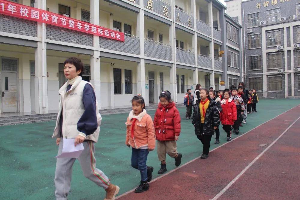 hth官网入口-
滕州书院小学2021年校园体育节暨冬季趣味运动会(图10)