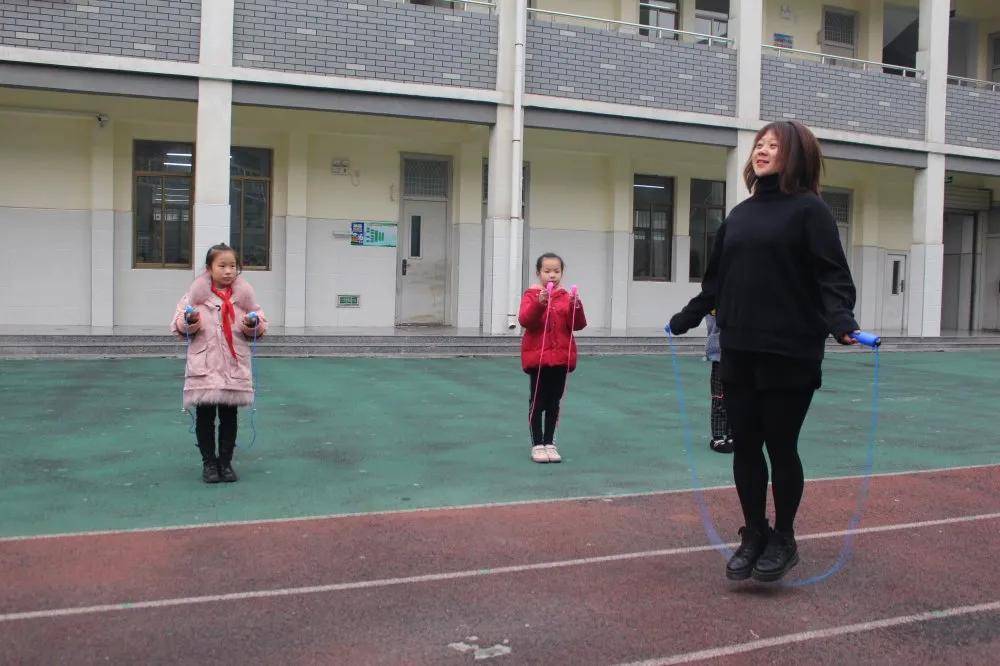 hth官网入口-
滕州书院小学2021年校园体育节暨冬季趣味运动会(图15)