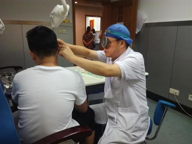 教师变身“快递小哥”送教材到家【华体会体育hth官方网站】(图1) 华体会体育hth官方网站