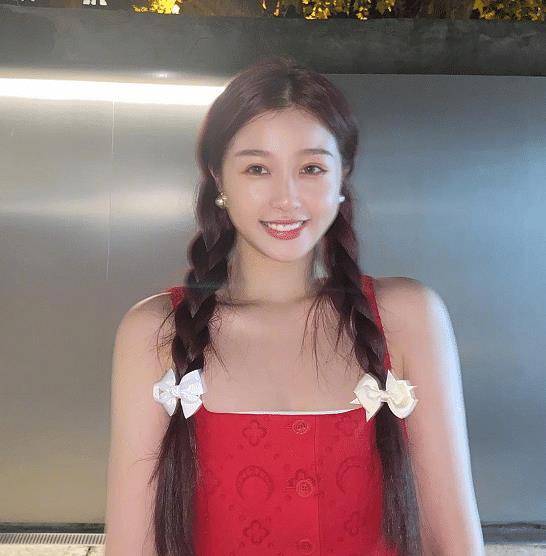 
虞书欣嫌中学照片太胖 特意晒出减肥后的生图 “少女锁骨”太养眼了：hth官网入口(图5)